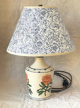 Load image into Gallery viewer, TRIPLE ROSE LAMP
